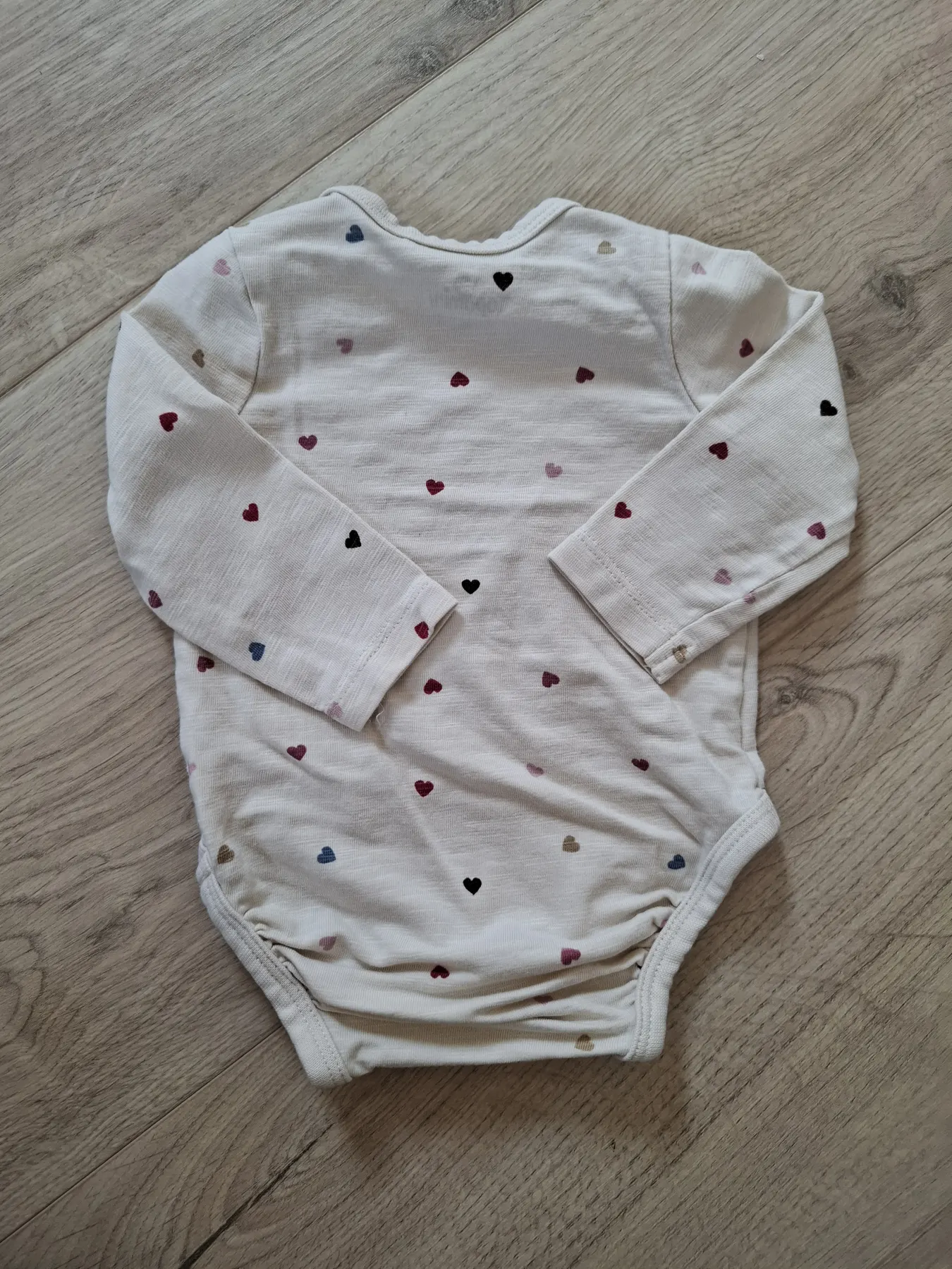 Cremefarbener langarm Body mit Herzen | Größe 56 | Topomini.