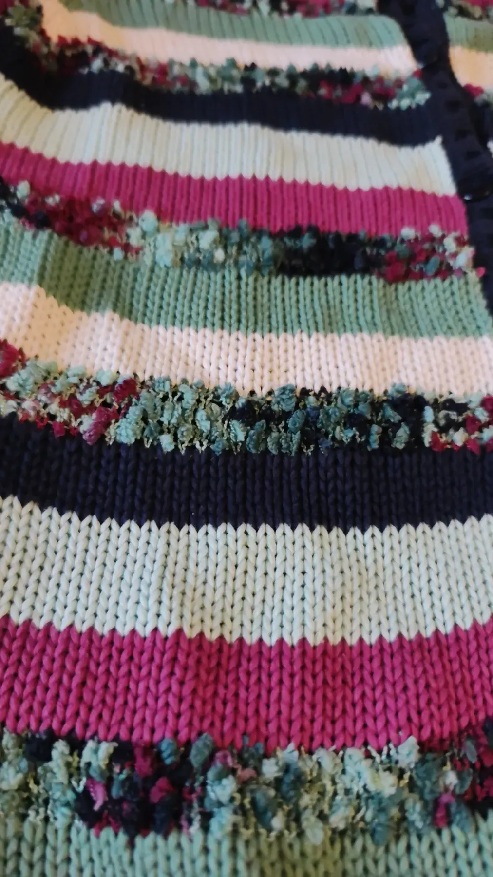 schöne farbenfrohe Strickjacke zu verkaufen