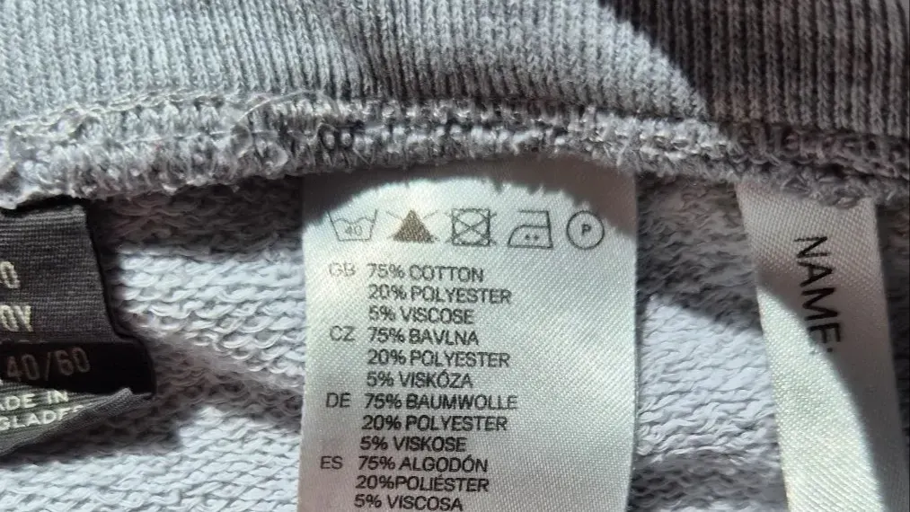 H&M Shorts grau Gr. 140 – bequeme Sweatshorts mit Stickerei