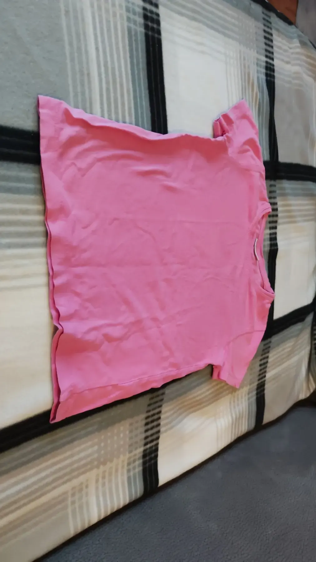 pinkfarbenes T-Shirt zu verkaufen.