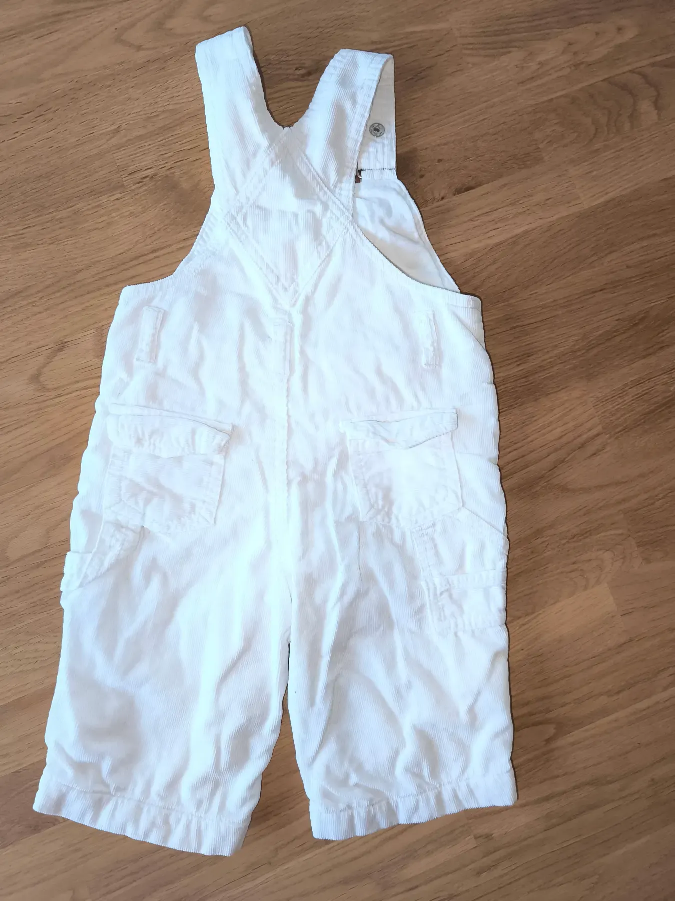 Latzhose von Feetje Gr.62, feine Cord Optik
