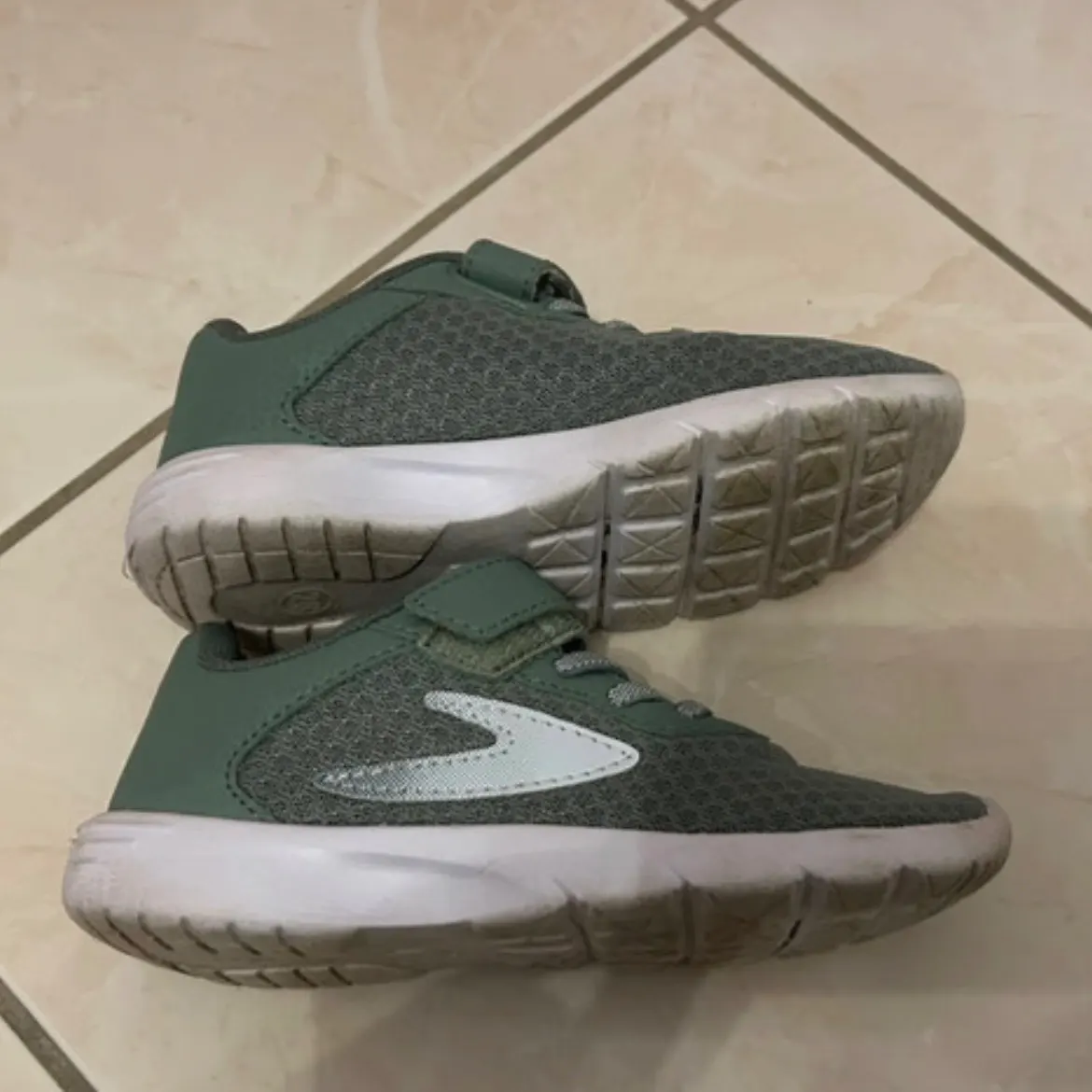 Turnschuhe Gr. 28