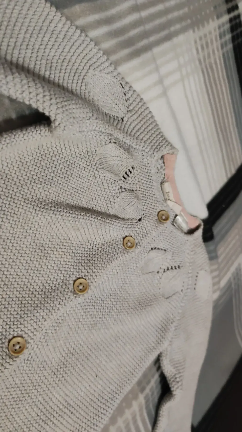 gräuliche Strickjacke zu verkaufen