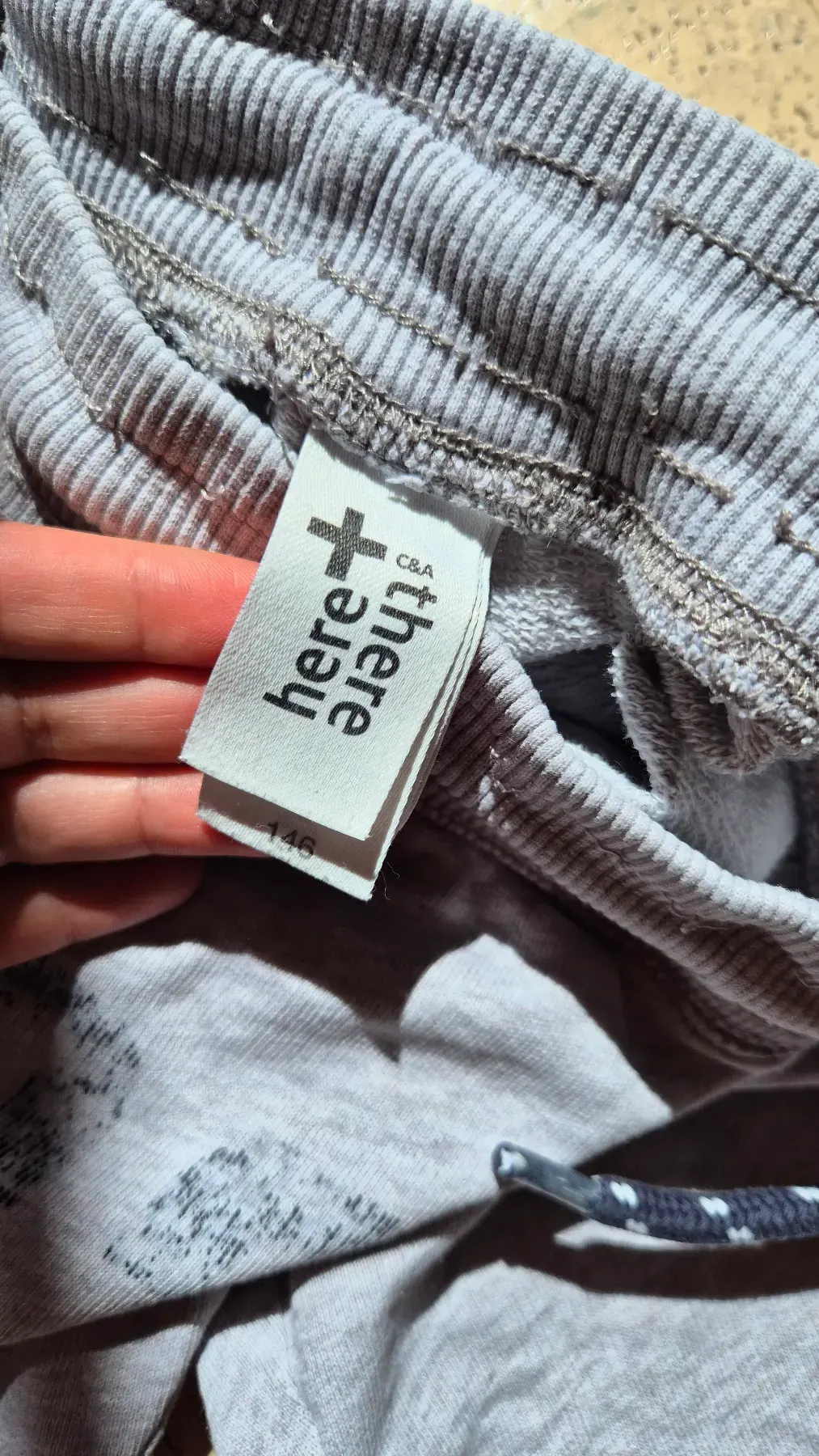 C&A Shorts grau Gr. 146 – bequeme Sweatshorts mit Print