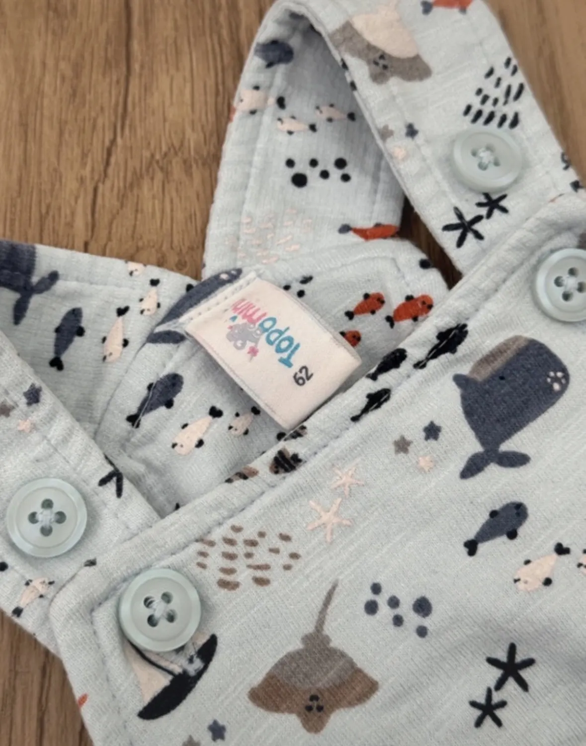 Kurze Latzhose mit Meerestieren