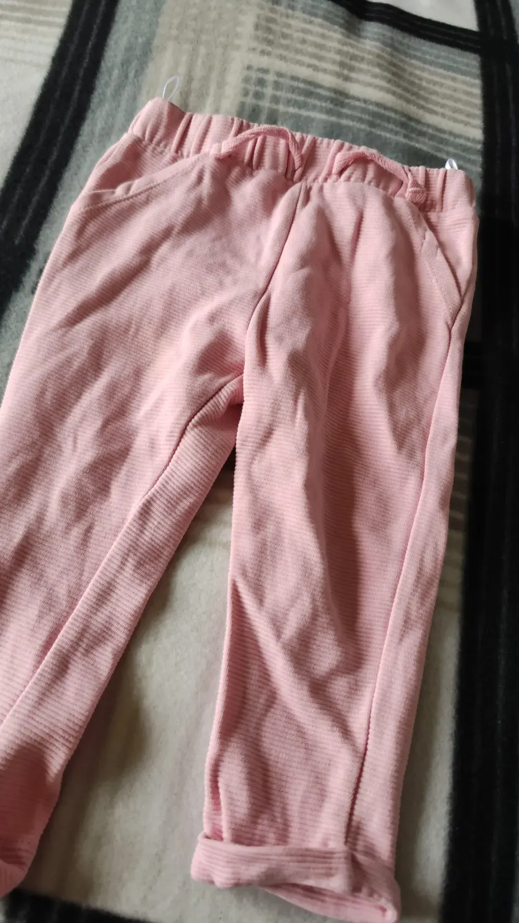 roser farbene Hose