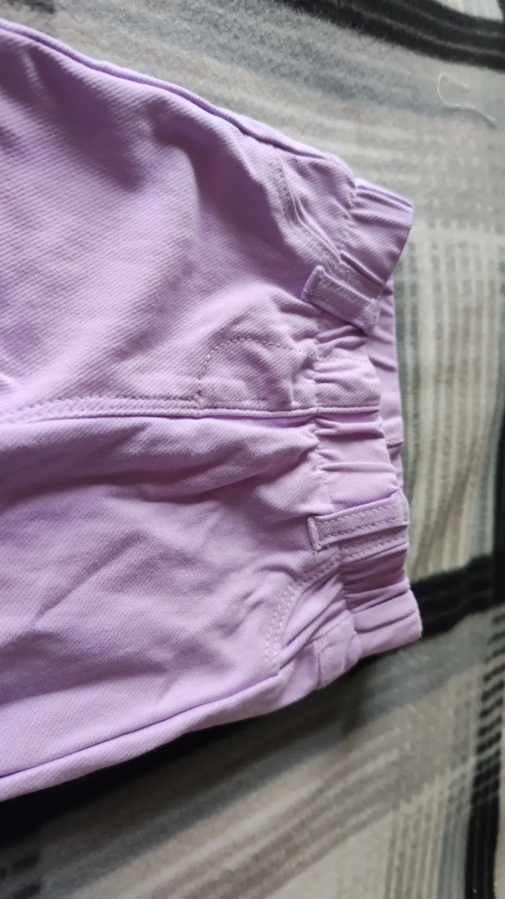 schöne fliederfarbene Hose