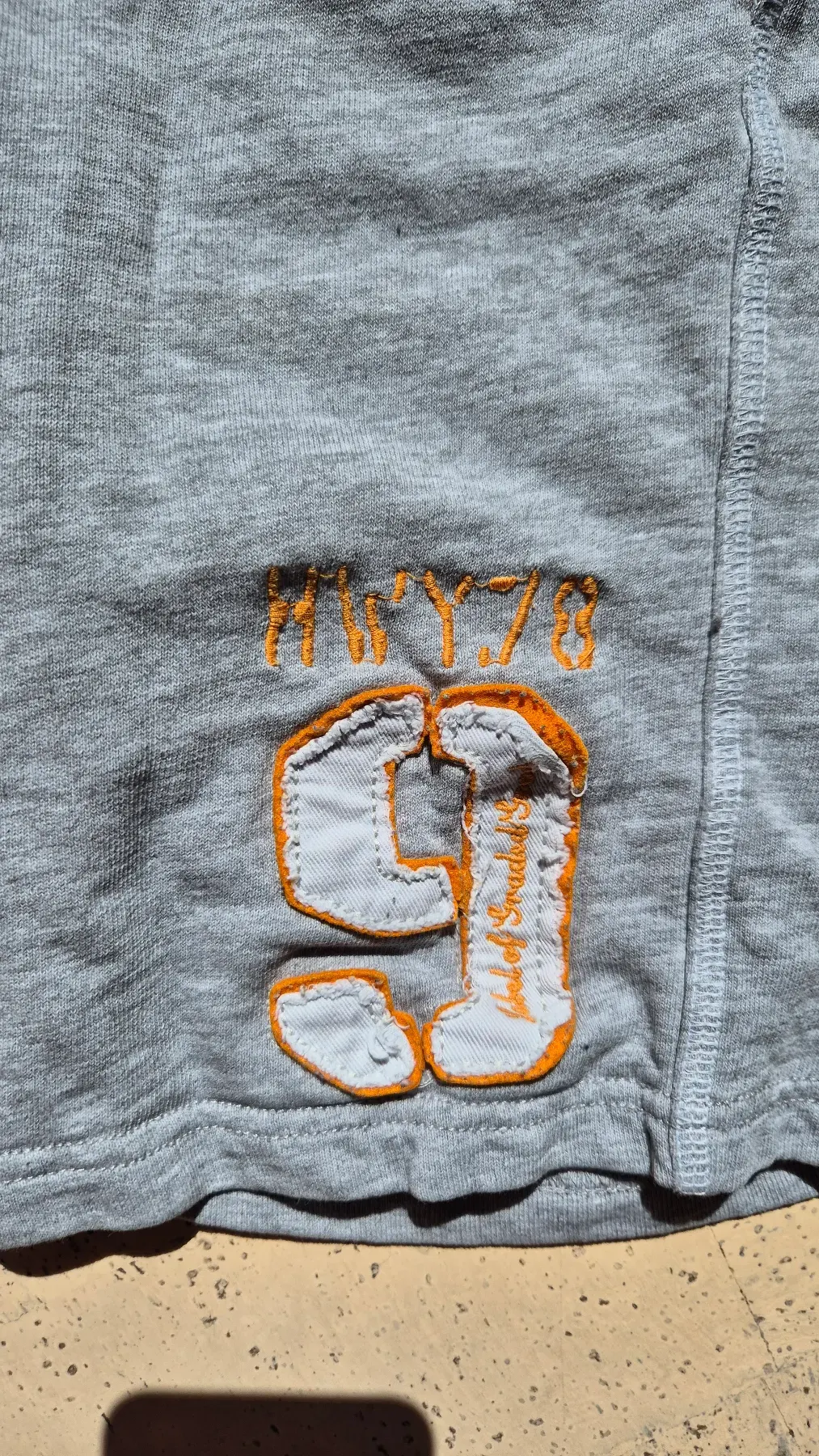 H&M Shorts grau Gr. 140 – bequeme Sweatshorts mit Stickerei