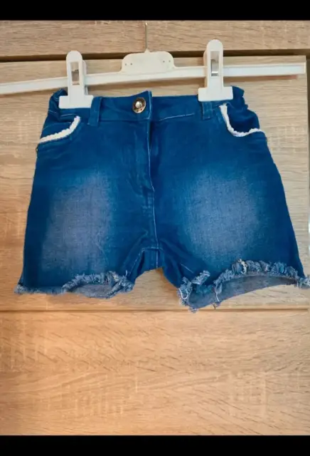 Schöne Mädchen Jeans Short Größe 104