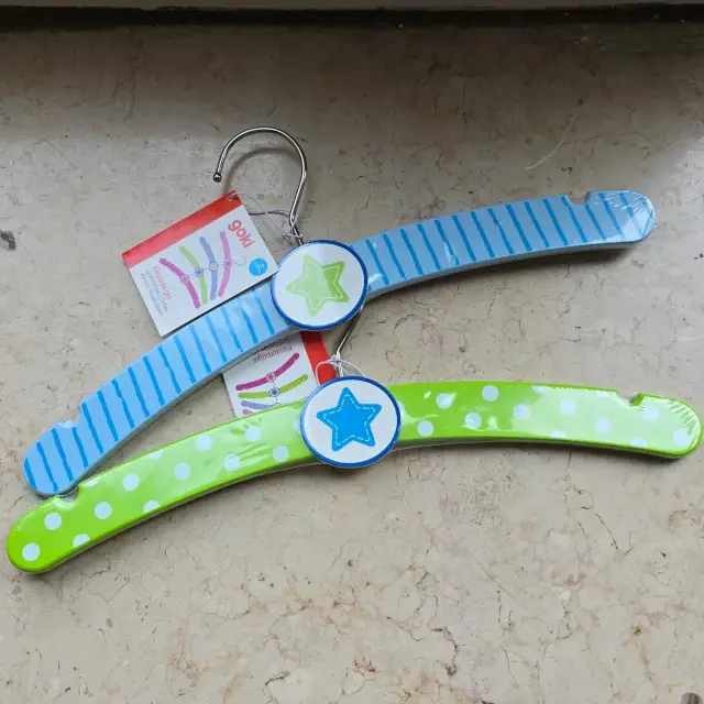 GOKI Holz Kinderkleiderbügel Jungs blau grün Stern