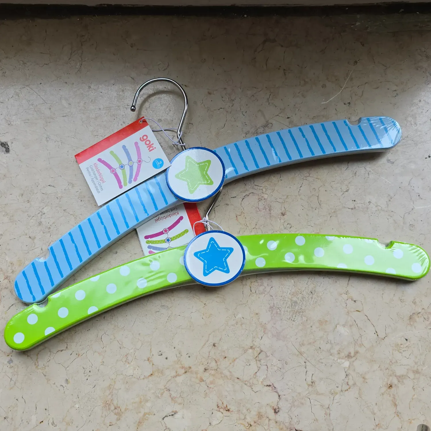 GOKI Holz Kinderkleiderbügel Jungs blau grün Stern