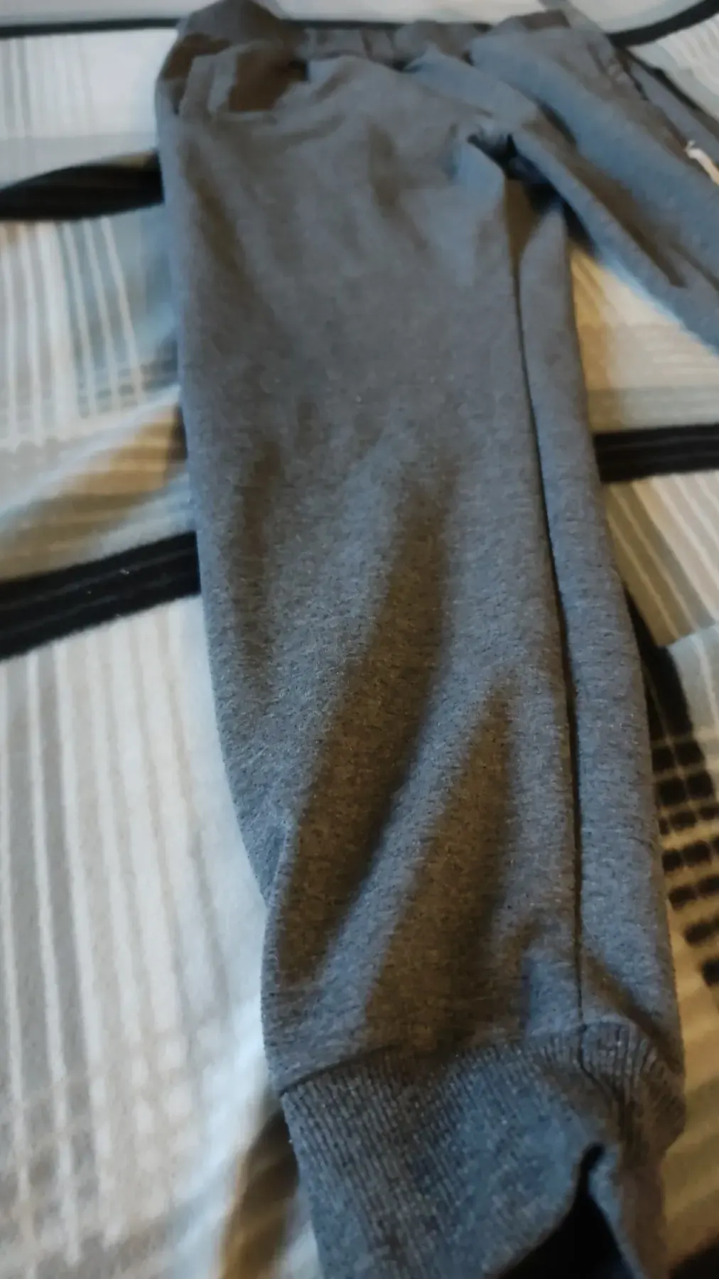 schöne gräuliche jogginghose