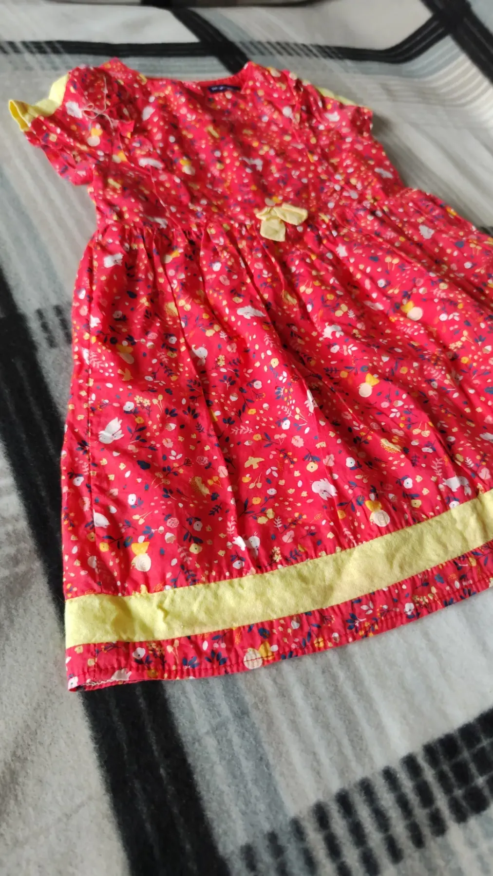sommerliches Kleid mit Schleife