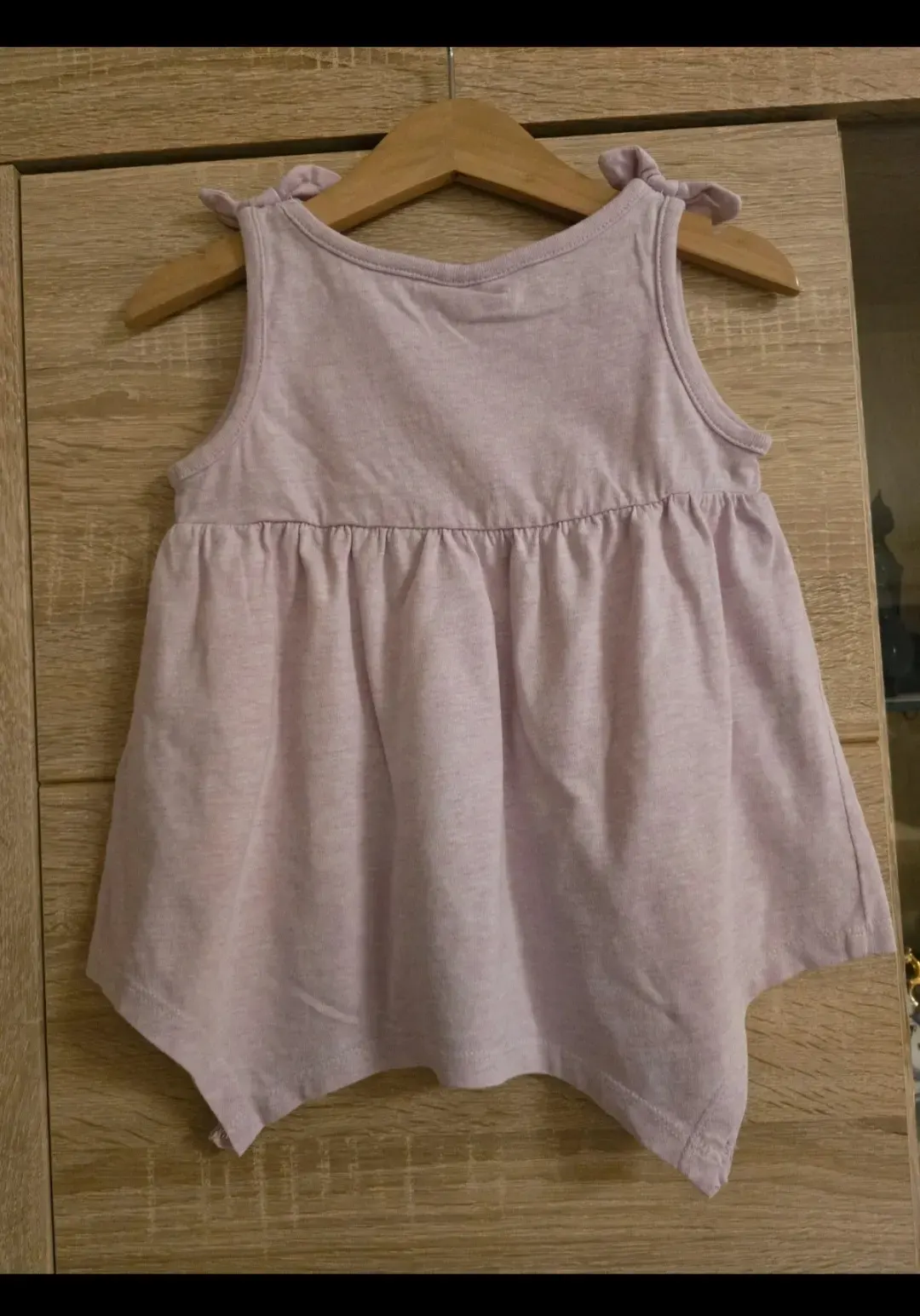 Verkaufe hier ein süßes rosa Tanktop für Mädchen in Größe 98/104.  Das Top hat folgende Details: • Trägerkleid-Style mit