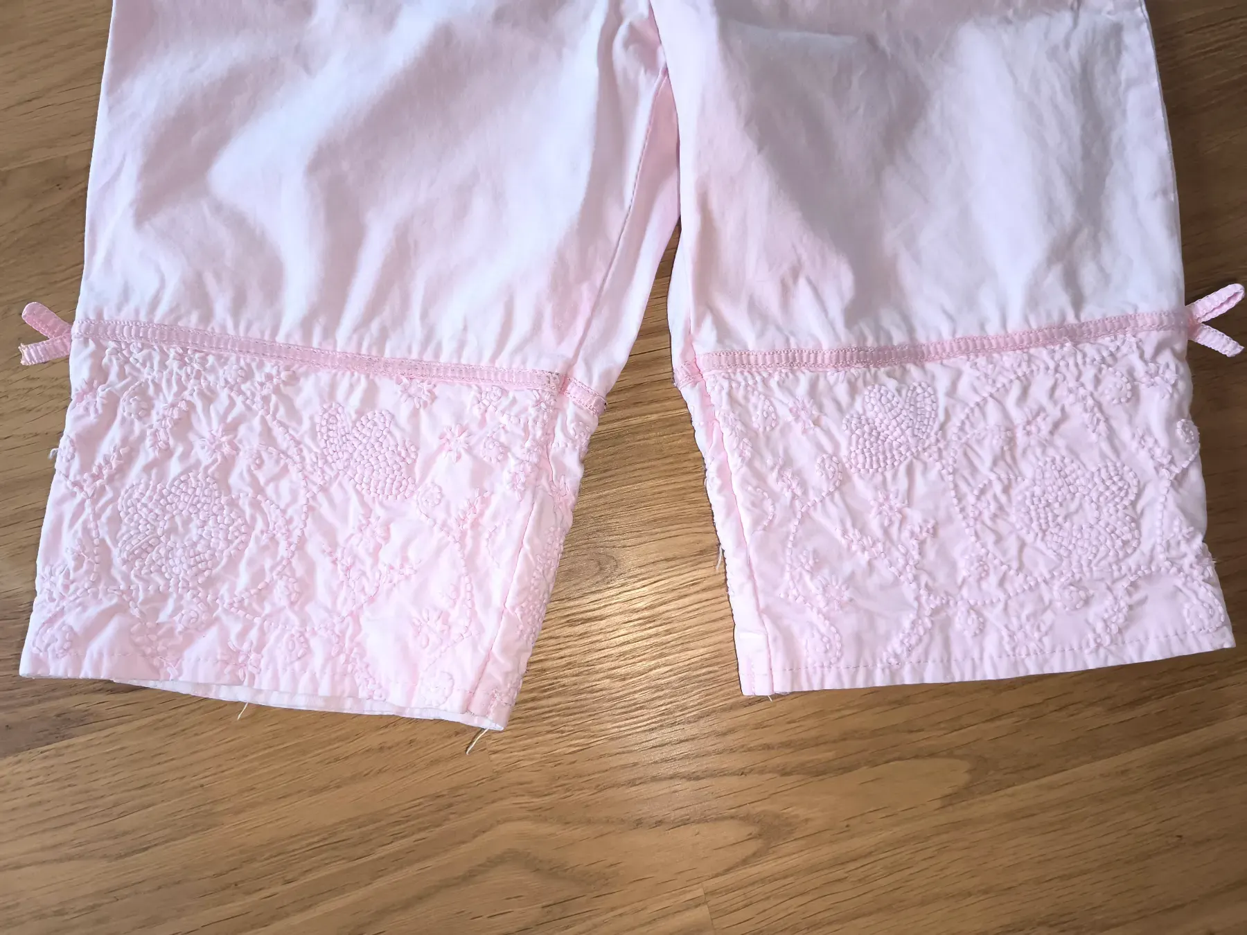 Sommerhose mit Stickerei von H&M, Gr. 74