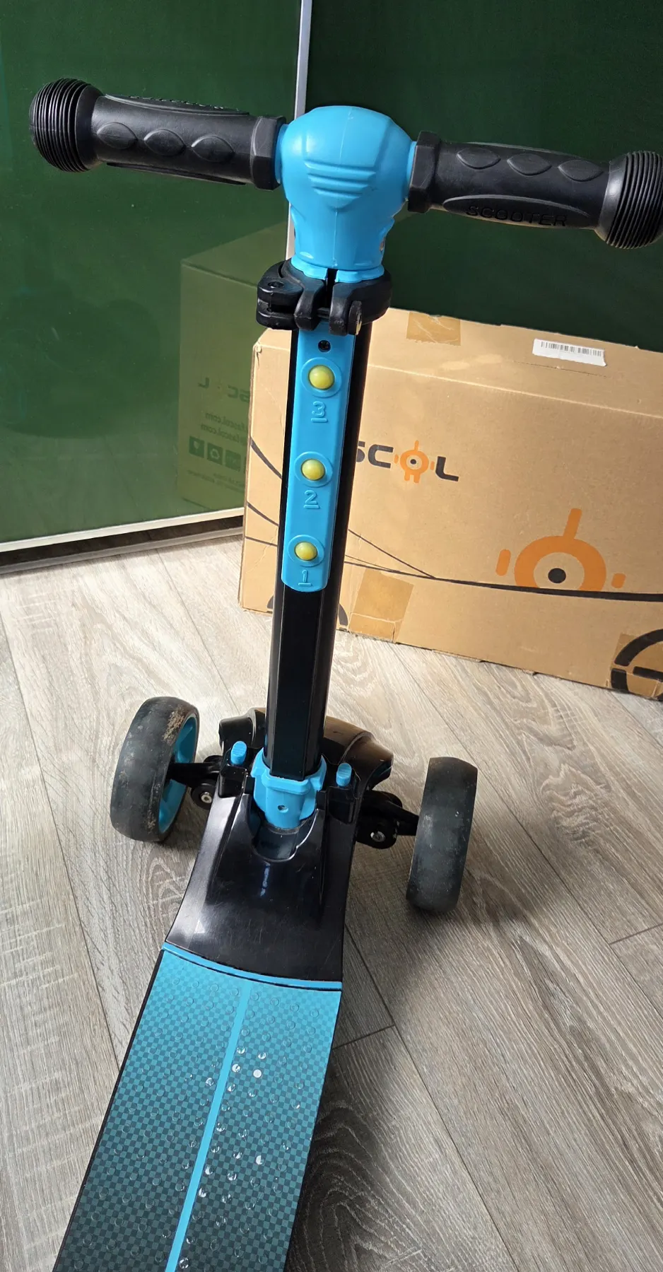 Fascol Roller/ Kickboard/ Kinderscooter/ Dreirad mit LED Rädern