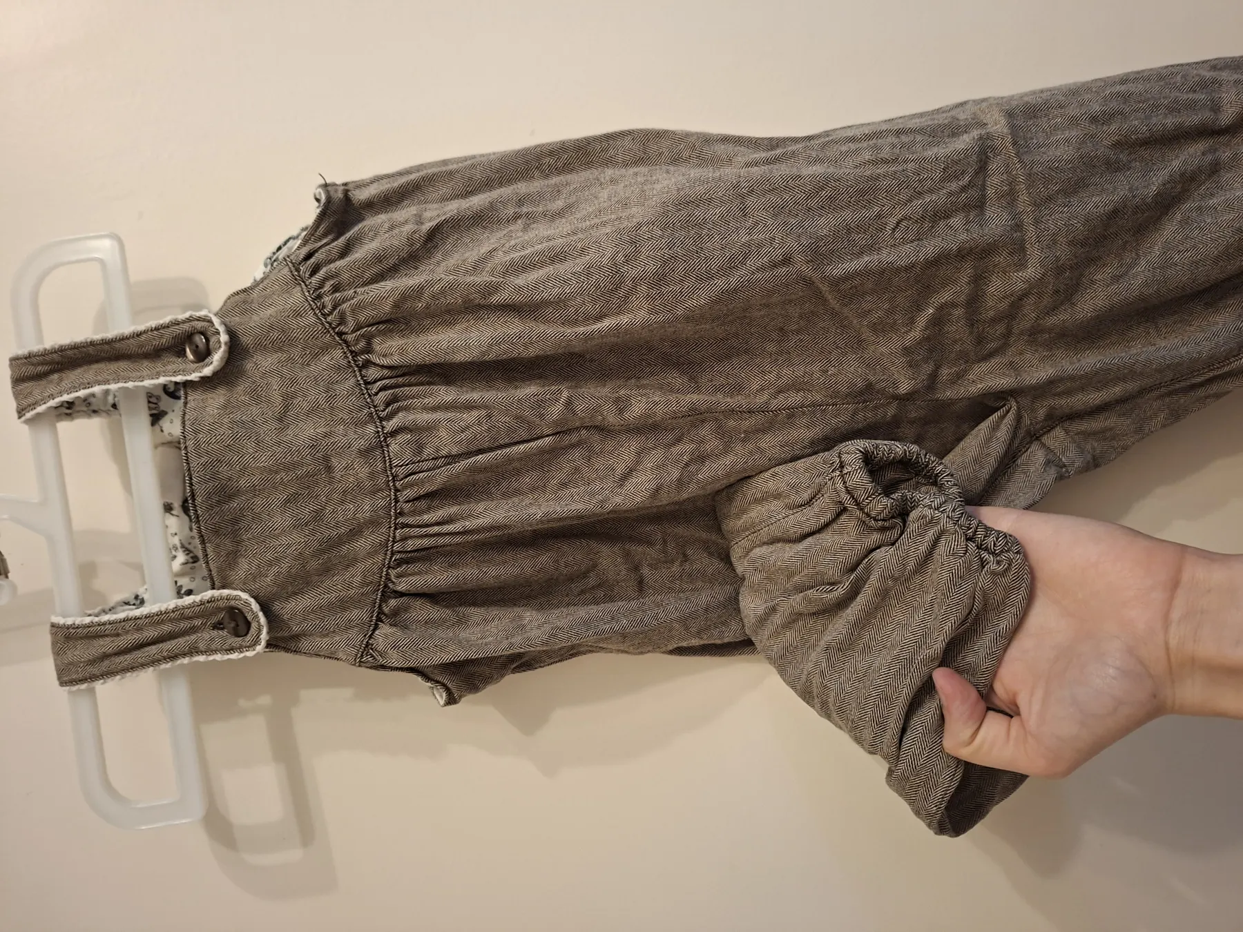 Süße H&M Latzhose mit Fischgrät-Muster & Blumenfutter – Gr. 86