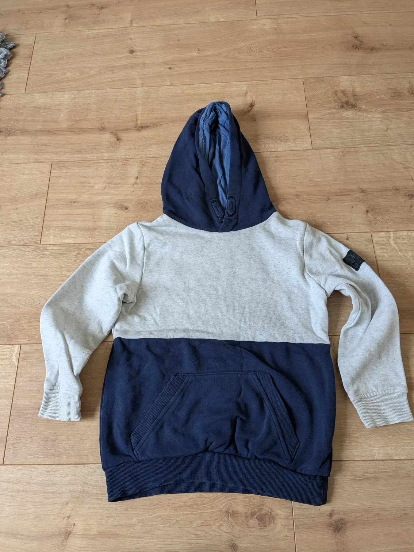Schöner Kapuzenpullover von topolino