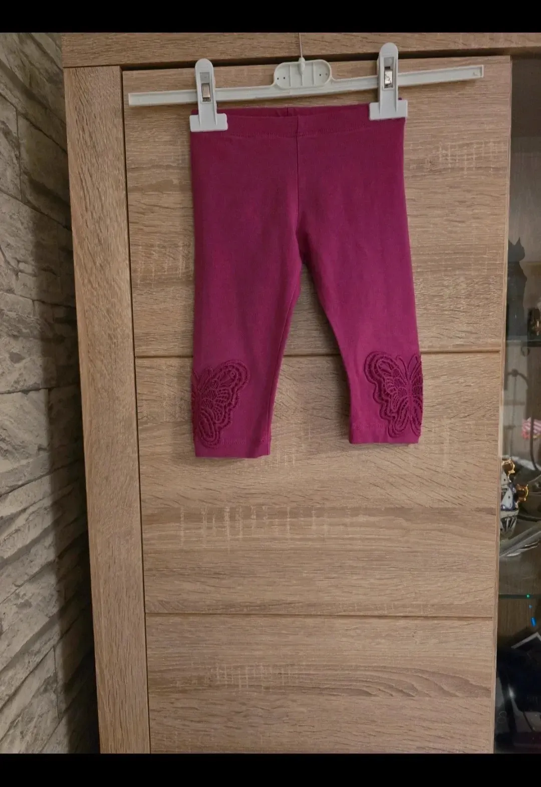 Tolle Capri Leggins Größe 98. 1 mal getragen. Mit schöner Stickerei.