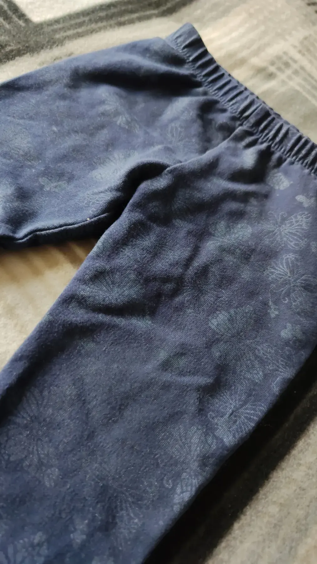 schöne Hose mit schmetterlingsmotiv