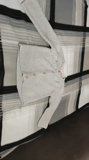 gräuliche Strickjacke zu verkaufen