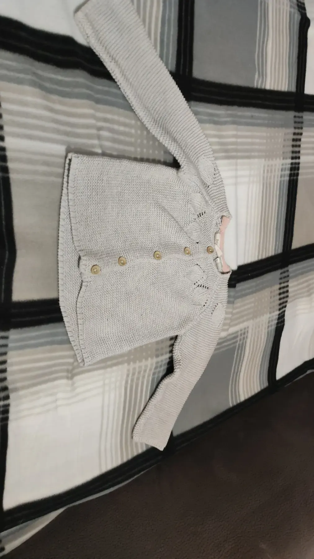 gräuliche Strickjacke zu verkaufen