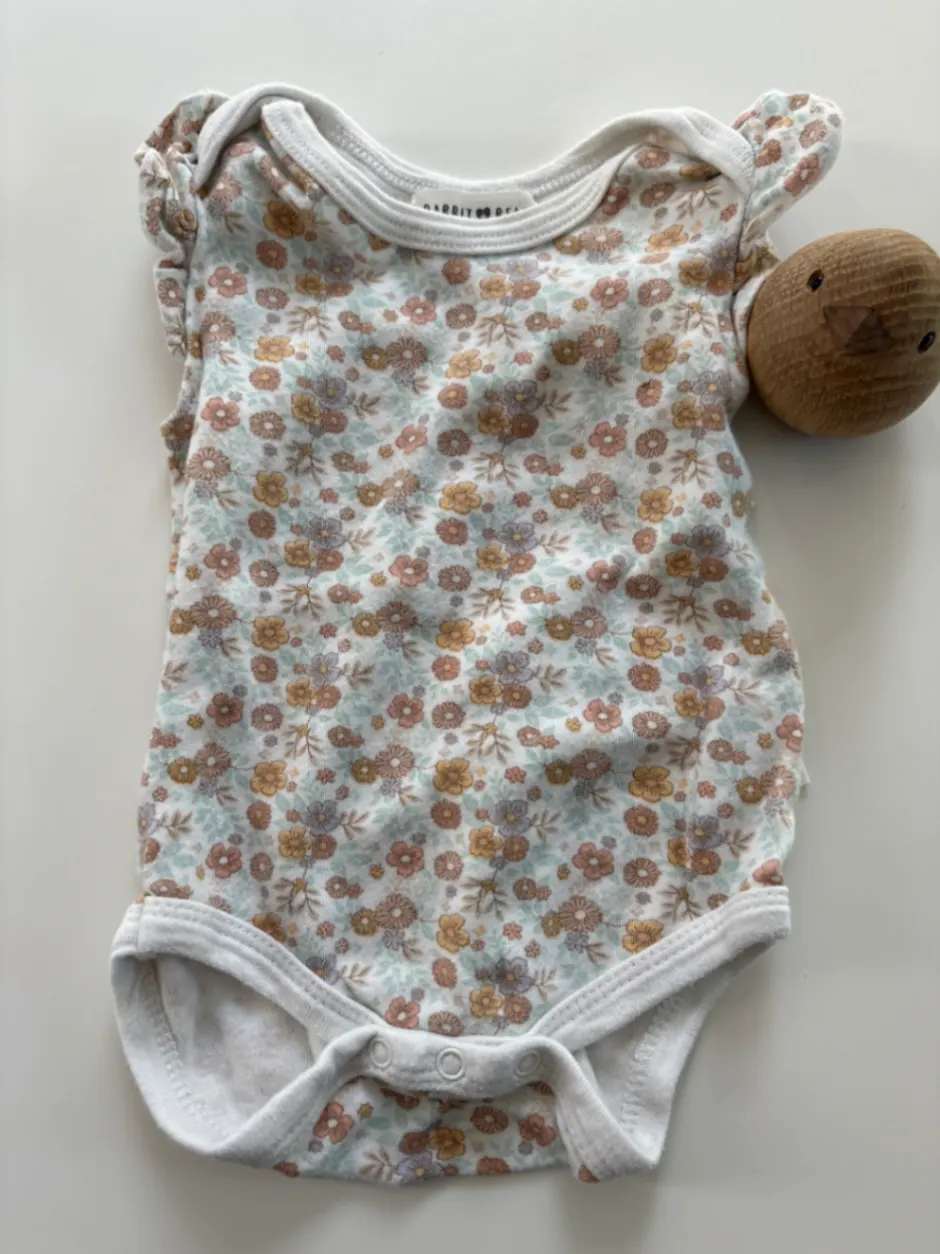 Rabbit Bear Body mit Blumenmuster – 0–3 Monate 🌸