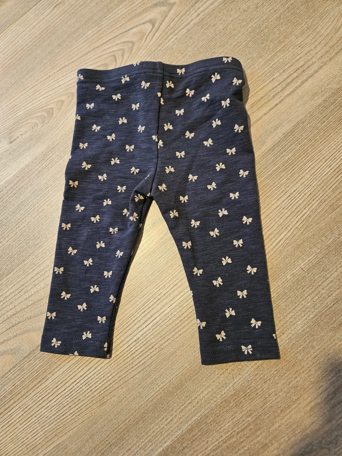 Süße Hose mit Schleifen, Gr. 74