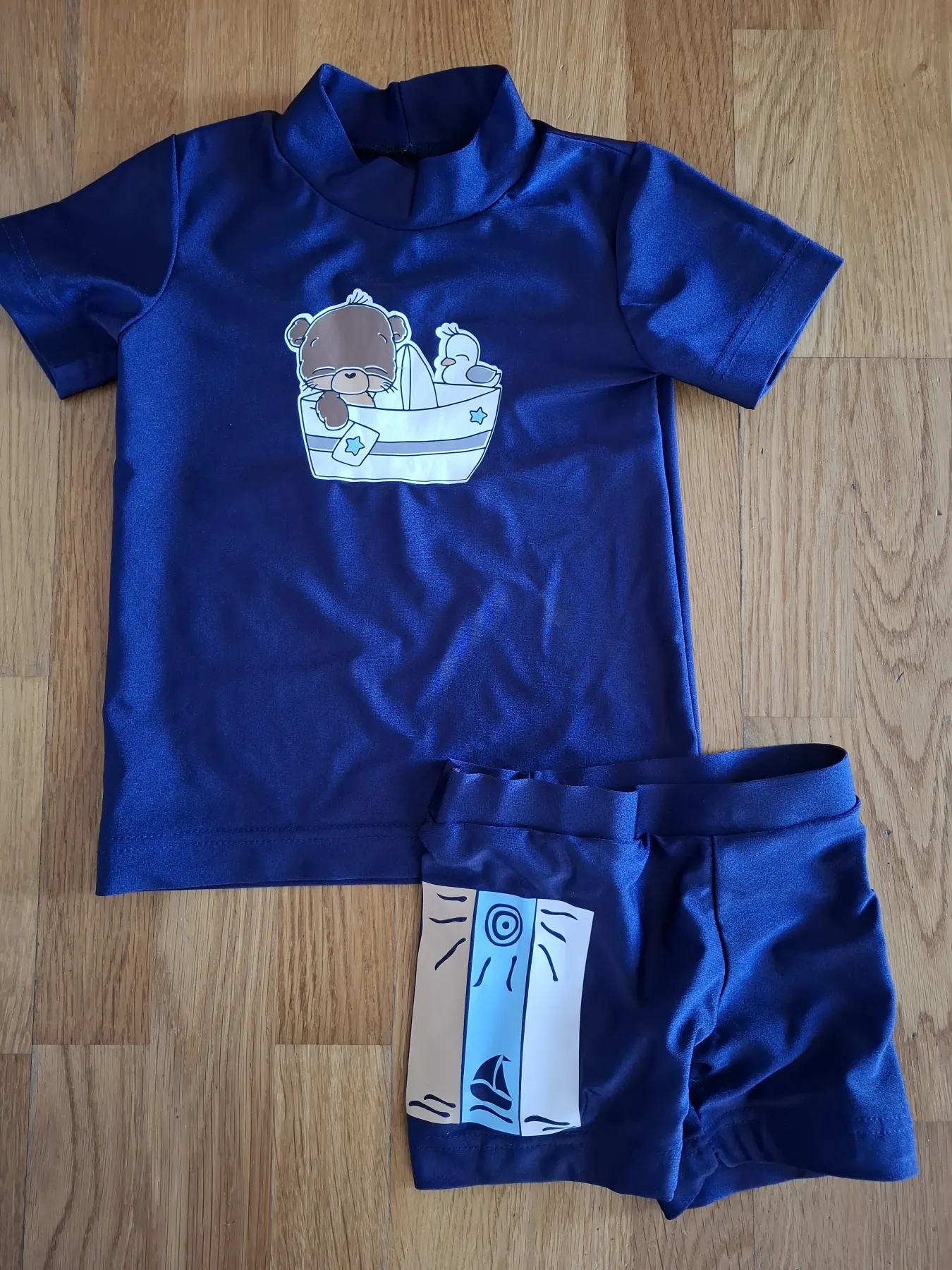 Set: Badehose & UV-Shirt 110 handmade Unikat Otter blau