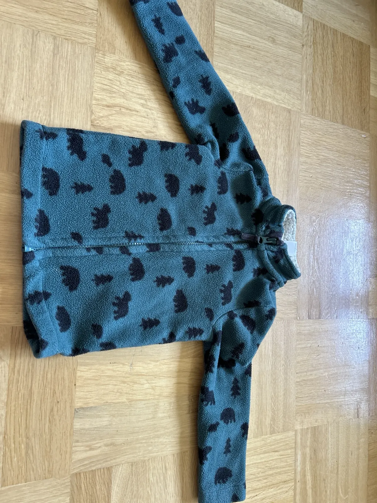 Fleecejacke waldgrün mit Bäumen und Bären 86