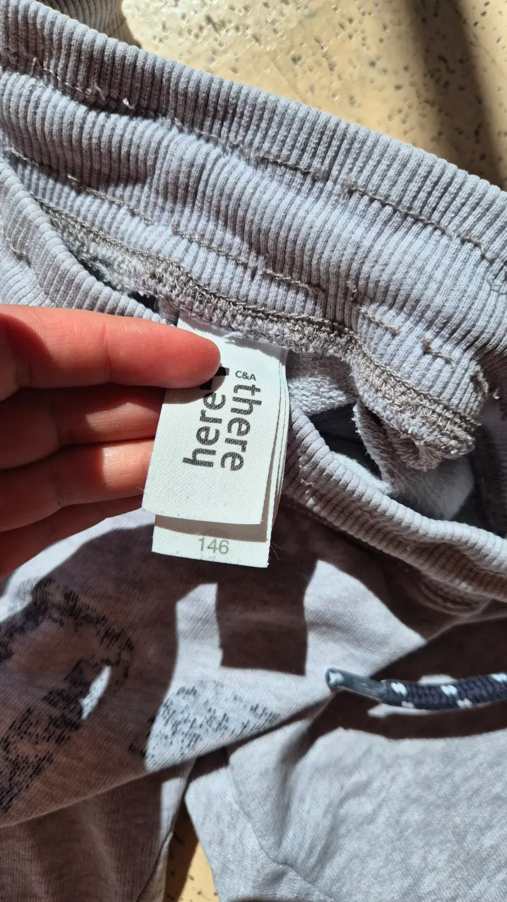 C&A Shorts grau Gr. 146 – bequeme Sweatshorts mit Print