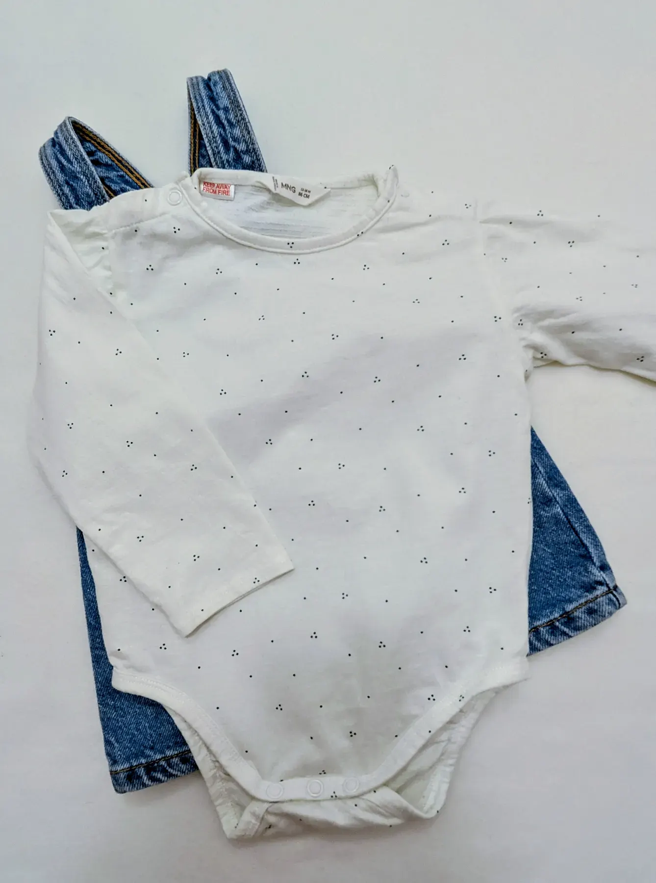 Mango Baby Set – Denim Latzkleid & Body – Weiß/Blau – Gr. 86