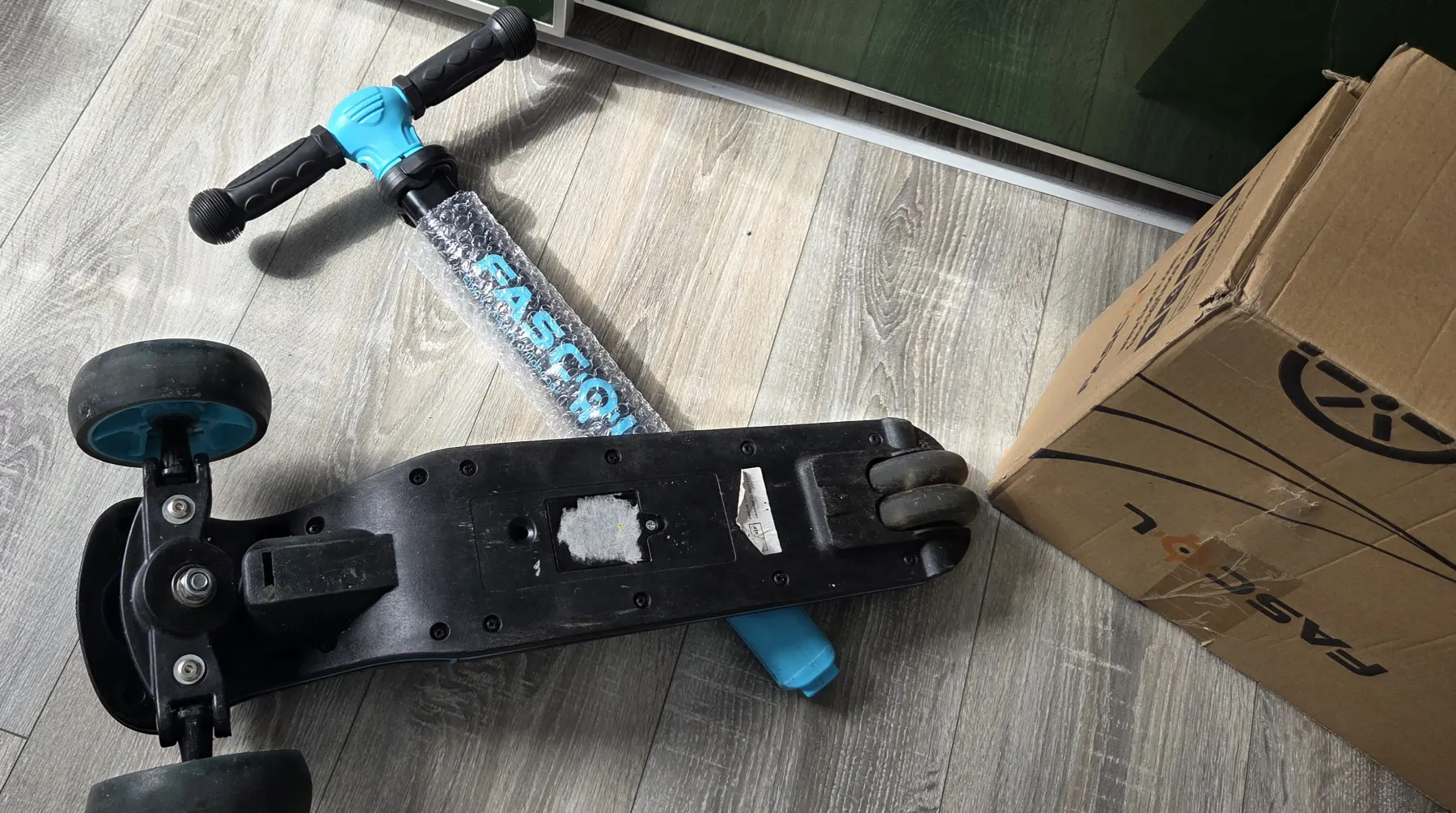 Fascol Roller/ Kickboard/ Kinderscooter/ Dreirad mit LED Rädern