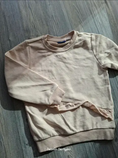 Süßer Pullover mit Rüschen-Detail | Lupilu | Gr. 98/104