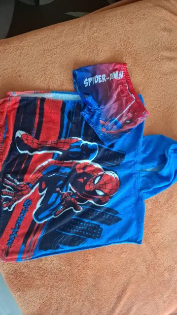 Badehose und Poncho