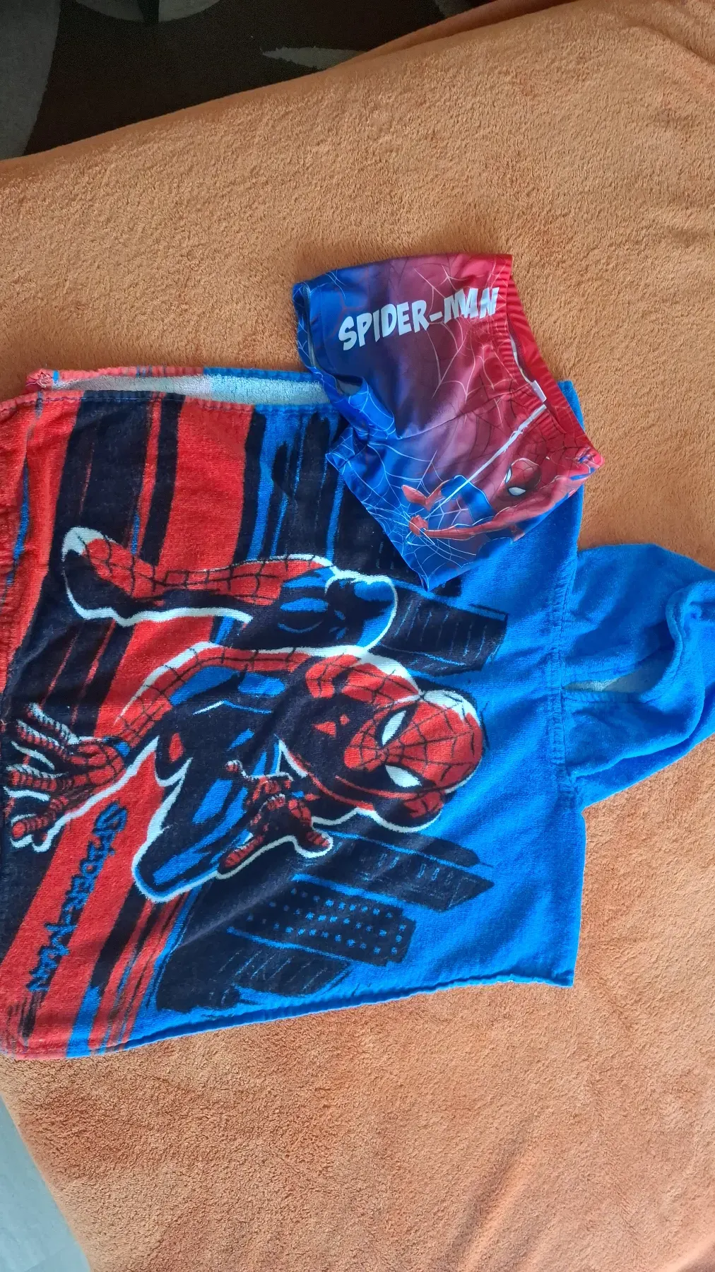 Badehose und Poncho