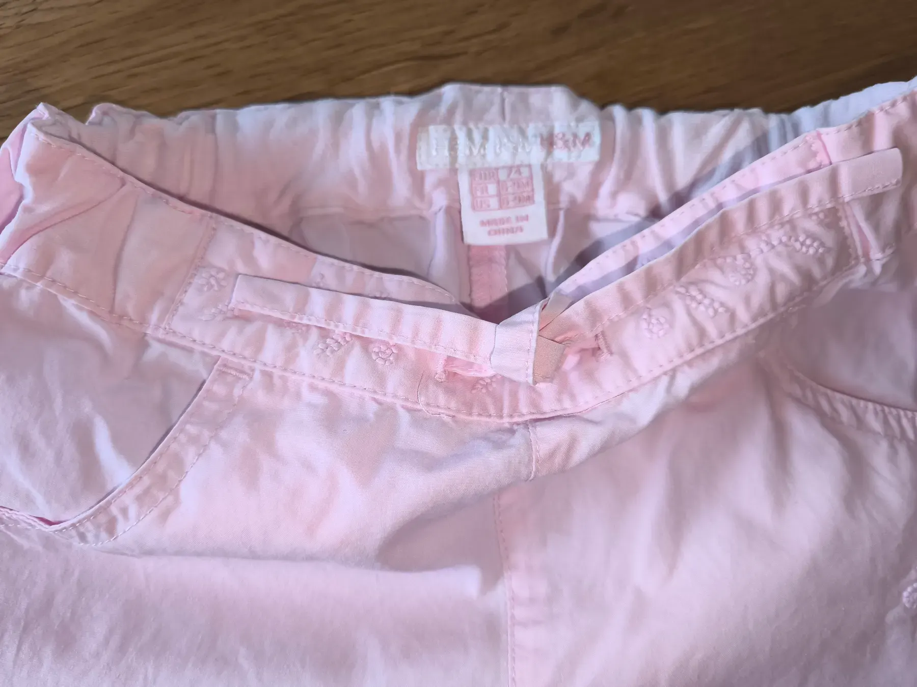 Sommerhose mit Stickerei von H&M, Gr. 74