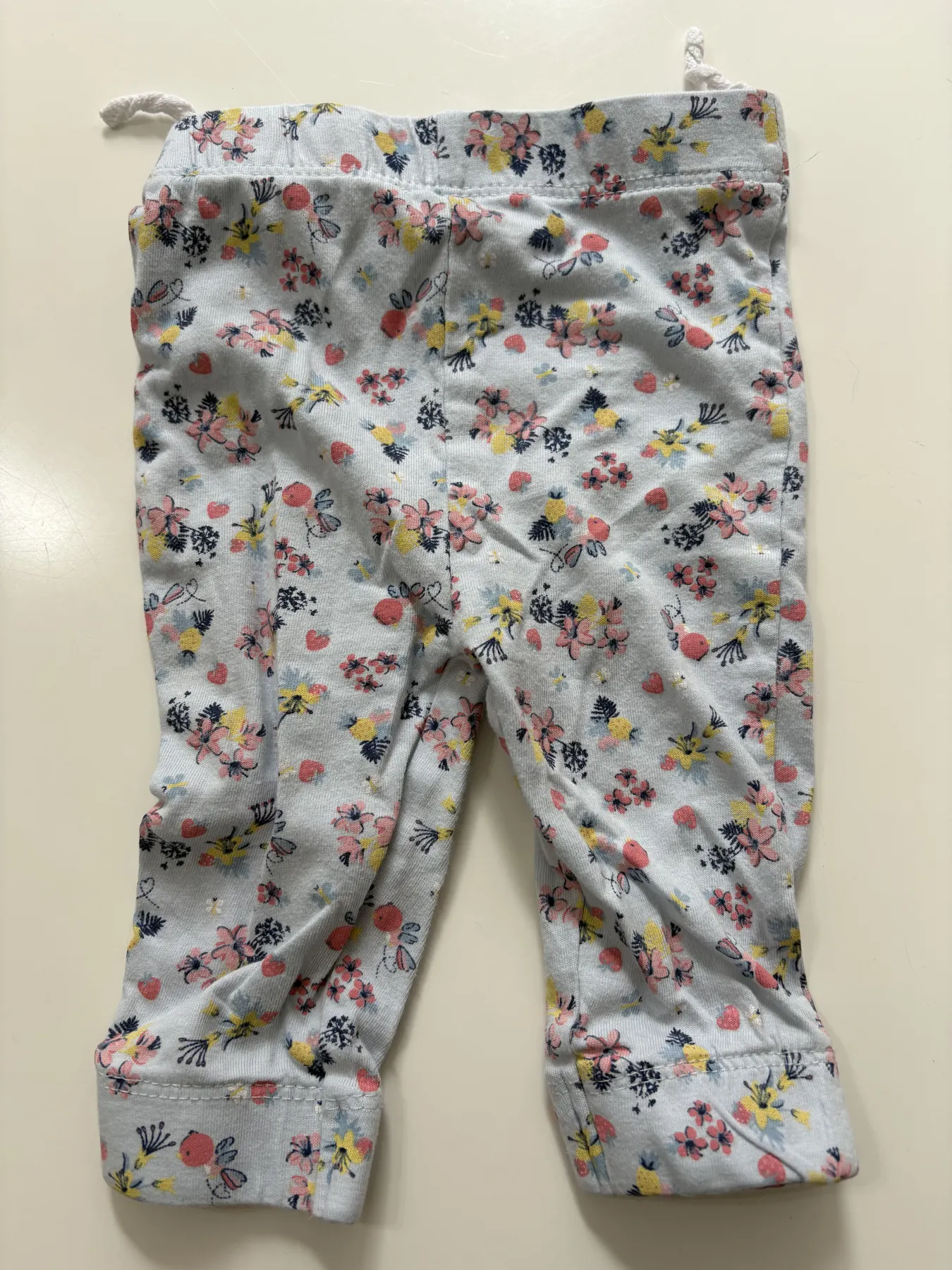 Helle Leggings in Größe 62 mit buntem Blumenmuster 🌸