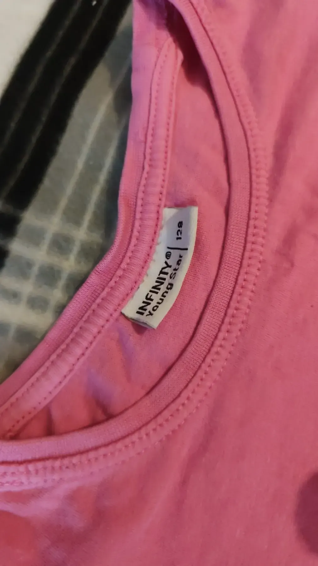 pinkfarbenes T-Shirt zu verkaufen.