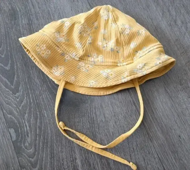 C&A Sonnenhut gelb mit Blumen Größe 80