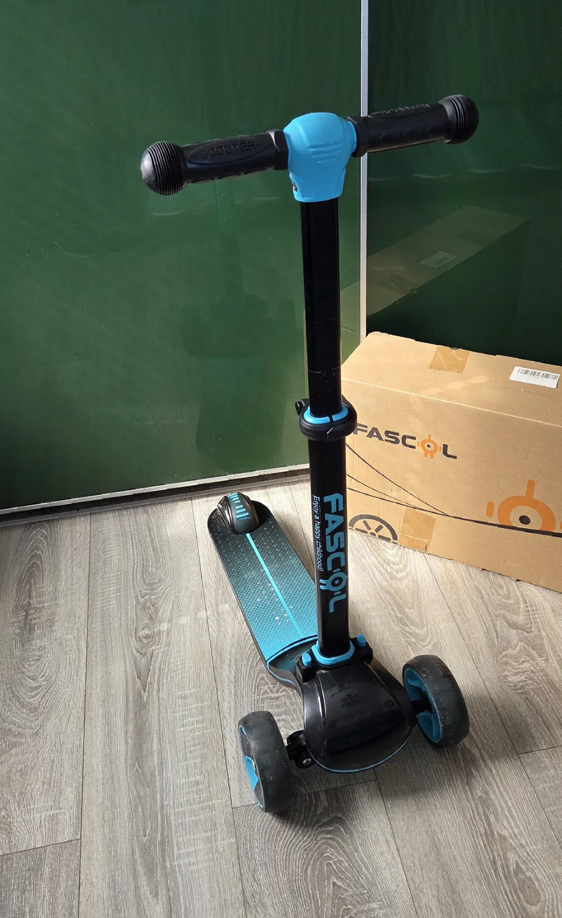 Fascol Roller/ Kickboard/ Kinderscooter/ Dreirad mit LED Rädern
