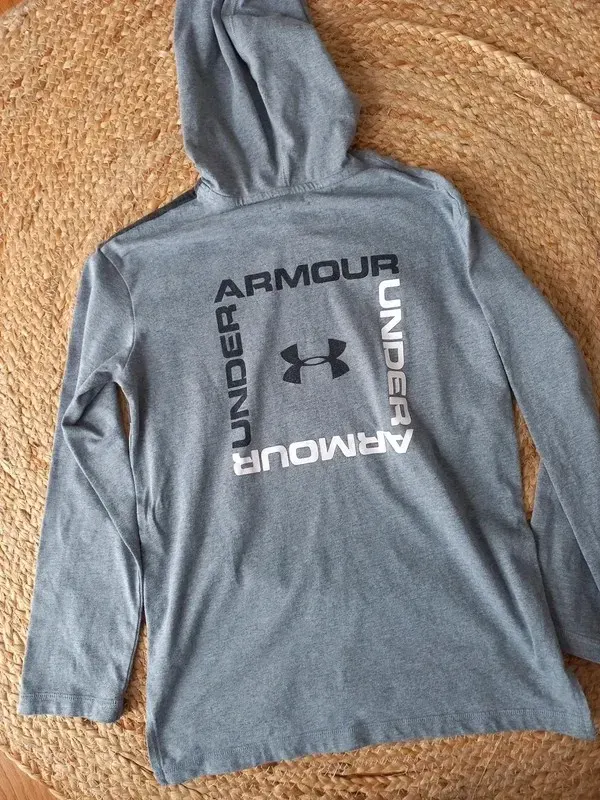 Under Armour Longsleeve Hoodie Gr 140/146 Junge, Rückenprintgrau, Langarm Shirt, Herbst, Frühling