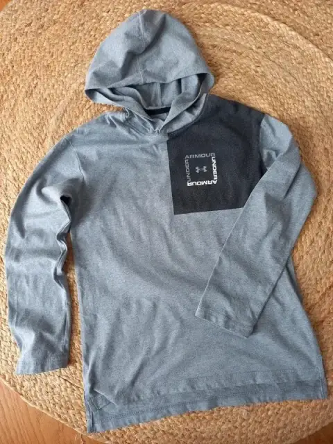 Under Armour Longsleeve Hoodie Gr 140/146 Junge, Rückenprintgrau, Langarm Shirt, Herbst, Frühling