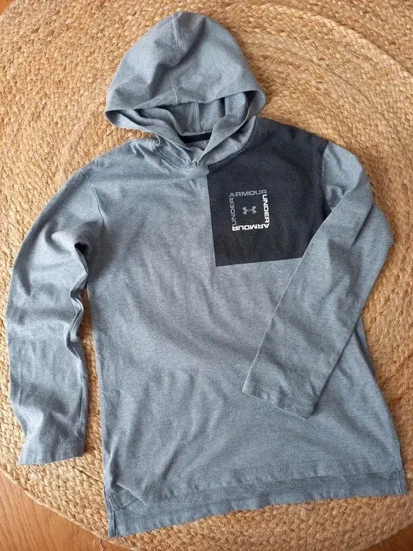 Under Armour Longsleeve Hoodie Gr 140/146 Junge, Rückenprintgrau, Langarm Shirt, Herbst, Frühling