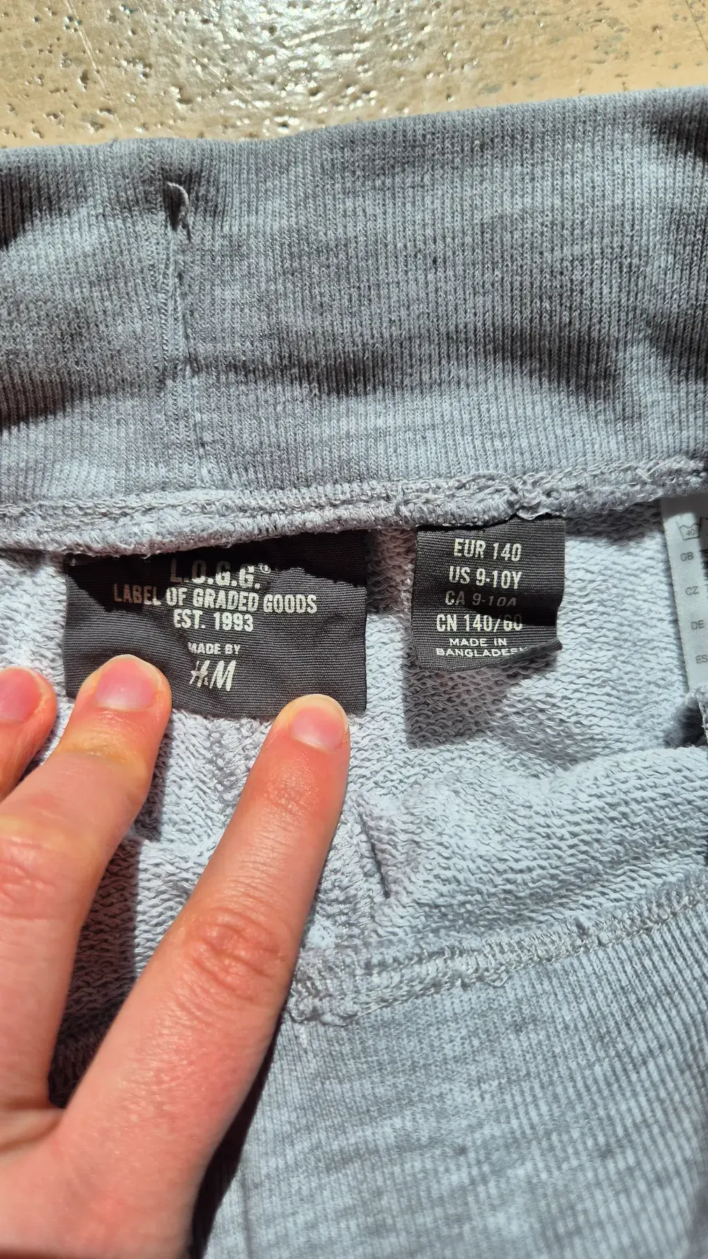 H&M Shorts grau Gr. 140 – bequeme Sweatshorts mit Stickerei