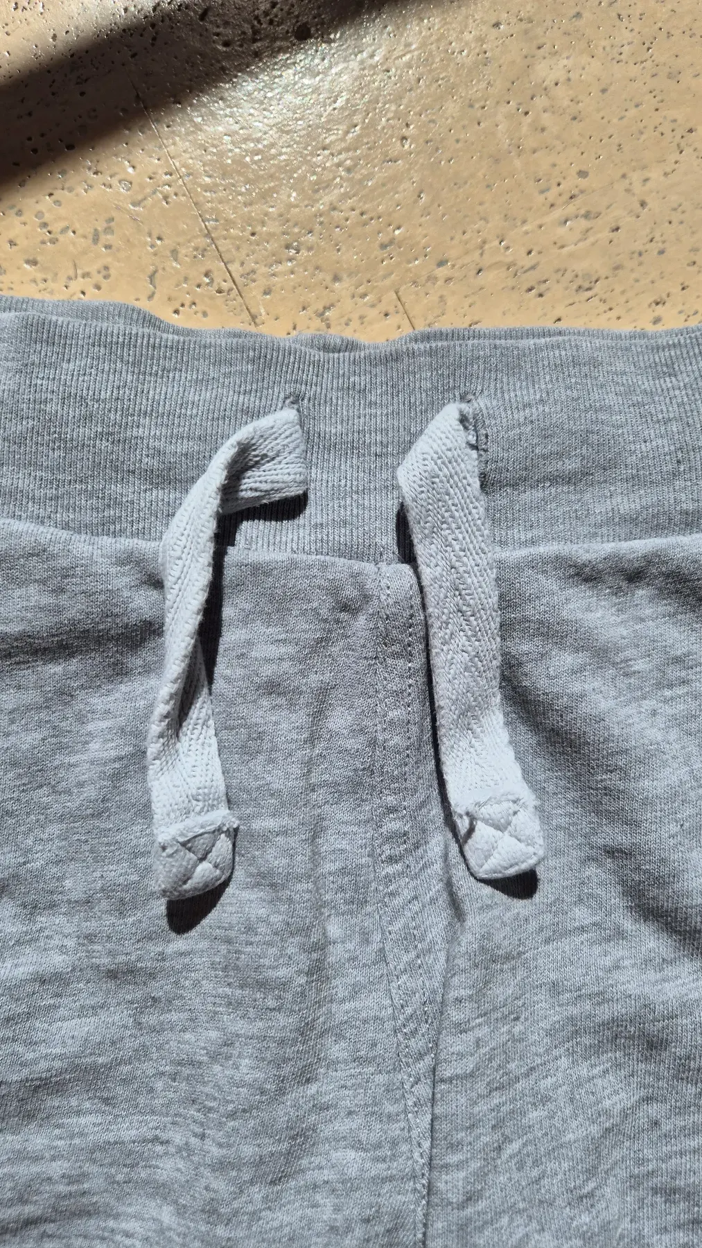 H&M Shorts grau Gr. 140 – bequeme Sweatshorts mit Stickerei
