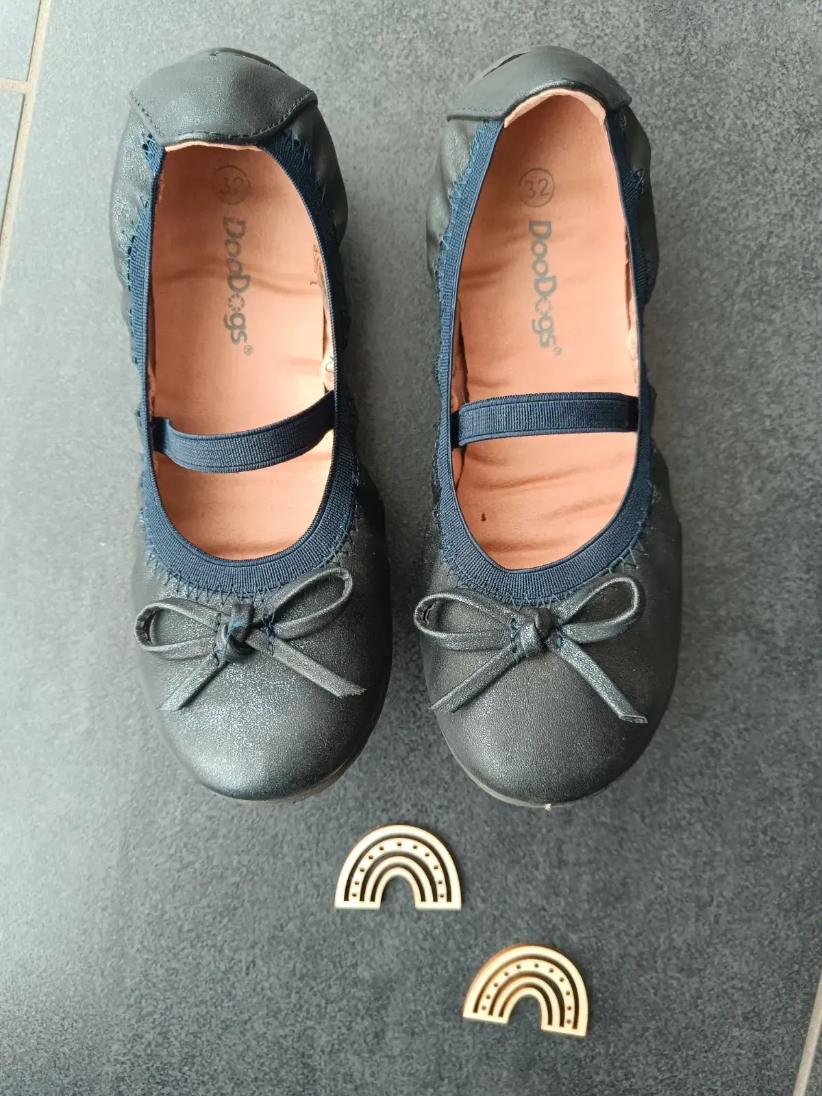 fast ungetragene Ballerinas