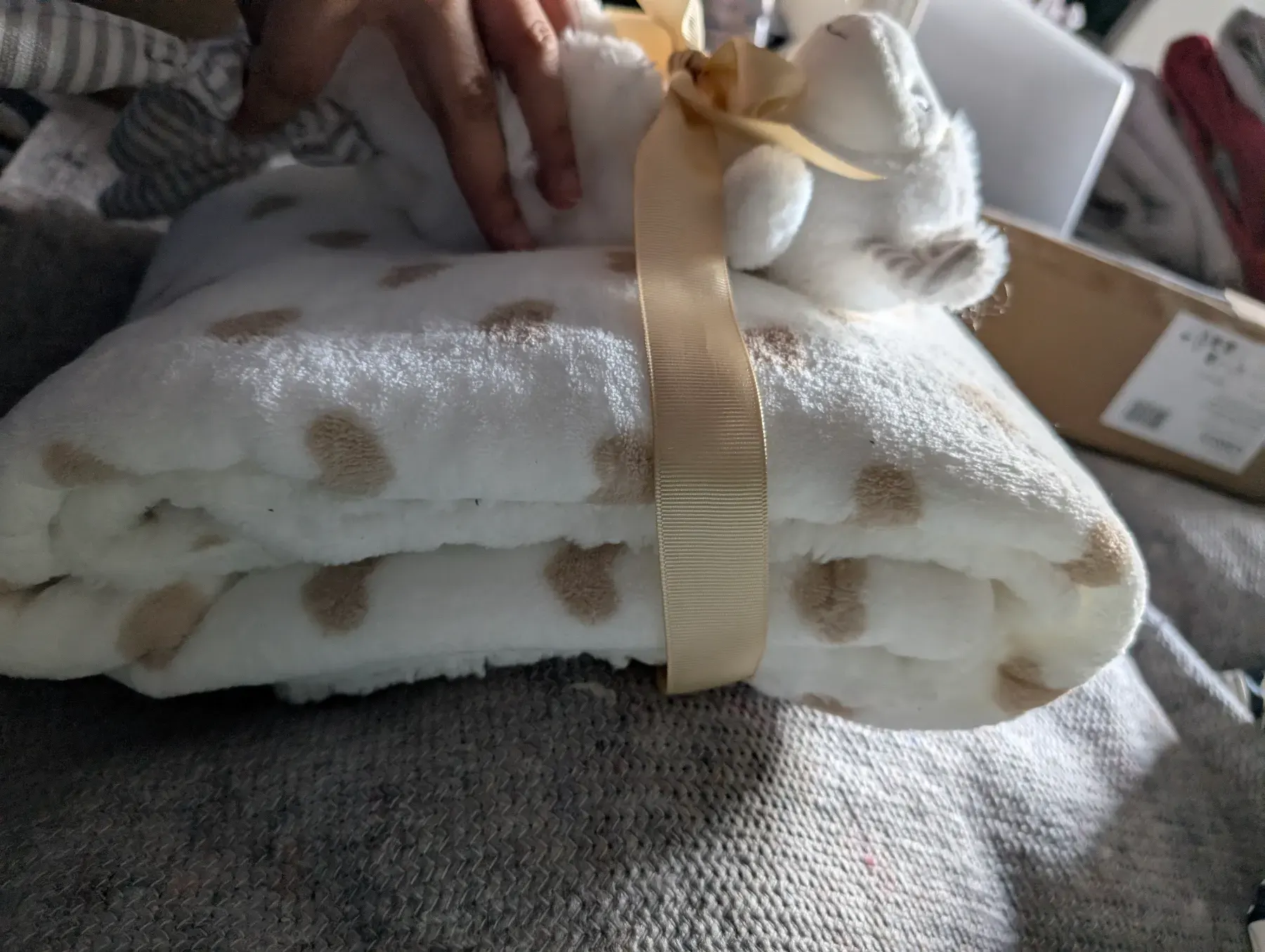 Geschenkset aus Decke und Schmusetier