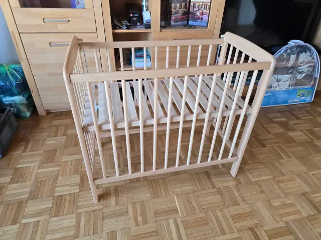 Beistellbett und klein kinderbett
