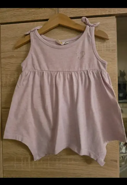 Verkaufe hier ein süßes rosa Tanktop für Mädchen in Größe 98/104.  Das Top hat folgende Details: • Trägerkleid-Style mit